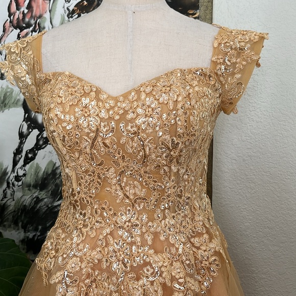 A beautiful dress - Picture 3 of 8